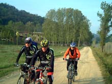 Pedalant per l'esquerra de l'autopista de Girona prop de la Battlloria