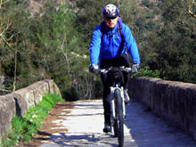 El Josep Maria atravessant el pont milenari de Malafogassa