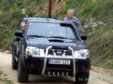 El Josep Maria i el Quimet en el 4x4 del Ramon, prop del Monestir de Sant salvi de Cladells