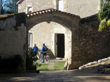 Entrada a la masia de Can Huix