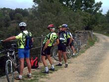 Fent estiraments al pont que creua el riu Brugent