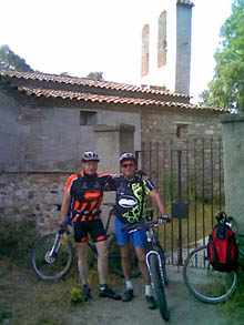  El Manel i el Llus davant de l'Ermita de Sant Iscle de les Feixes