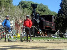 El Manel i el Josep Maria davant de una mquina antiga del tren del carrilet Girona-Sant Feliu de Guixols