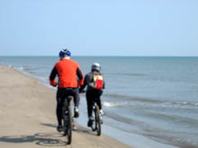 L'Eva i el Quimet pedalant per la platja dels Ecucaliptus