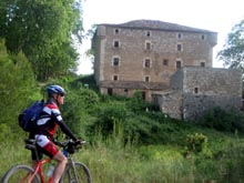 El Josep Maria davant l'imponent Mas fortificat de Pontons