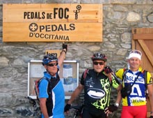 El Quim, el Llus i el Pere a les oficines de Pedals de Foc